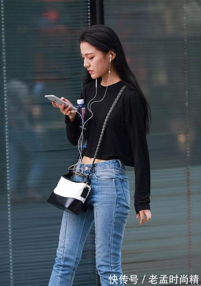 时尚|黑色针织衫搭配蓝色牛仔裤,简单时尚的穿搭方式,大方减龄有范儿