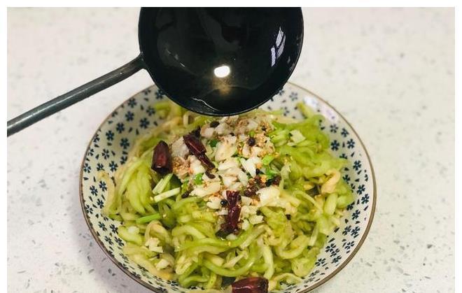大盘|天热了,茄子别再炒着吃,试试这种吃法,不炒不蒸,一大盘不够吃