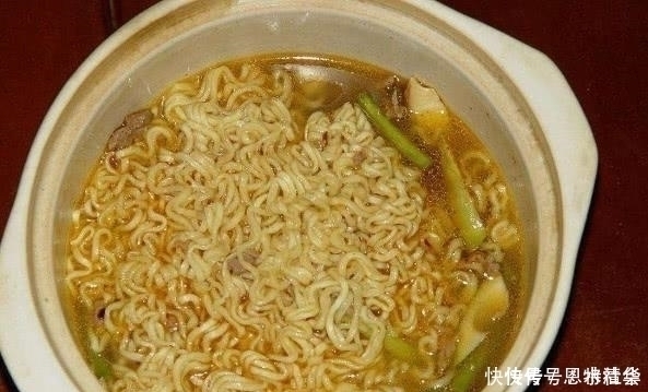泡面|为啥泡面“一包吃不饱，两包吃不完”看完才发现商家的“猫腻”