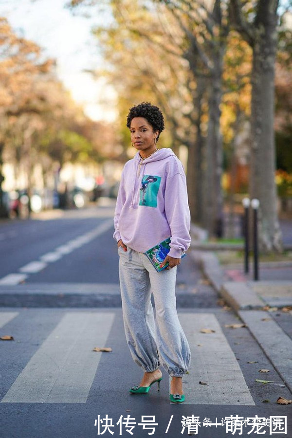 平底鞋|女人过了50岁，建议少穿高跟鞋多穿这3种鞋，时髦舒适还百搭