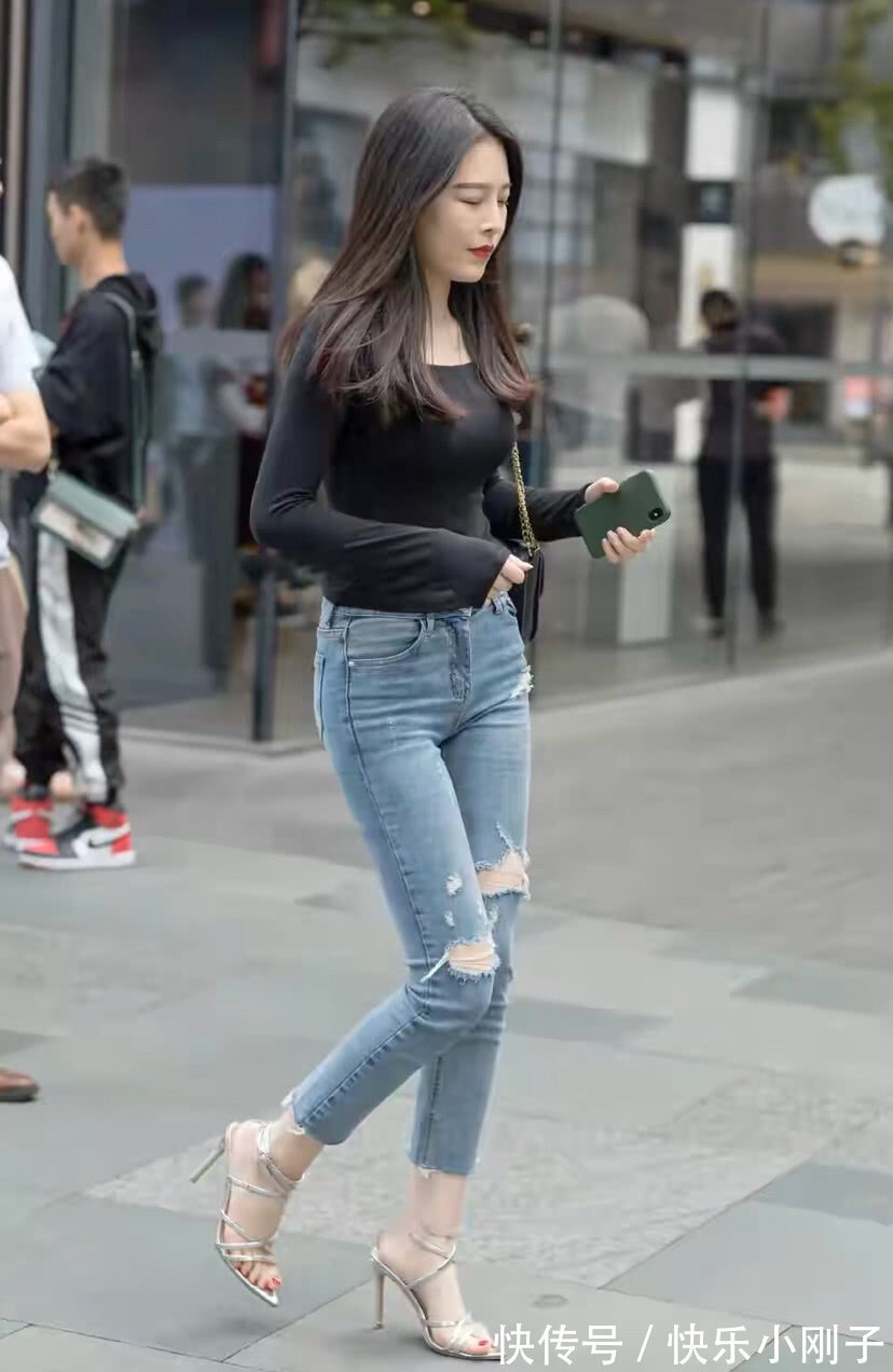 双腿 美女穿紧身牛仔裤的装扮,显得大方美丽,有种清新靓丽的时尚气质