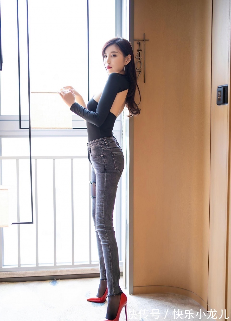 玄色 小酒窝和长长的睫毛就是这样的美丽,她的穿搭真的很时尚