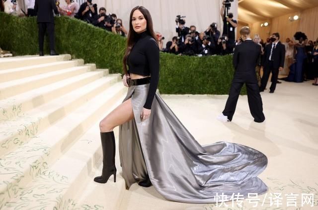 周六夜现场|美国女歌手现身《周六夜现场》，大胆赤身演出，只用吉他蔽体
