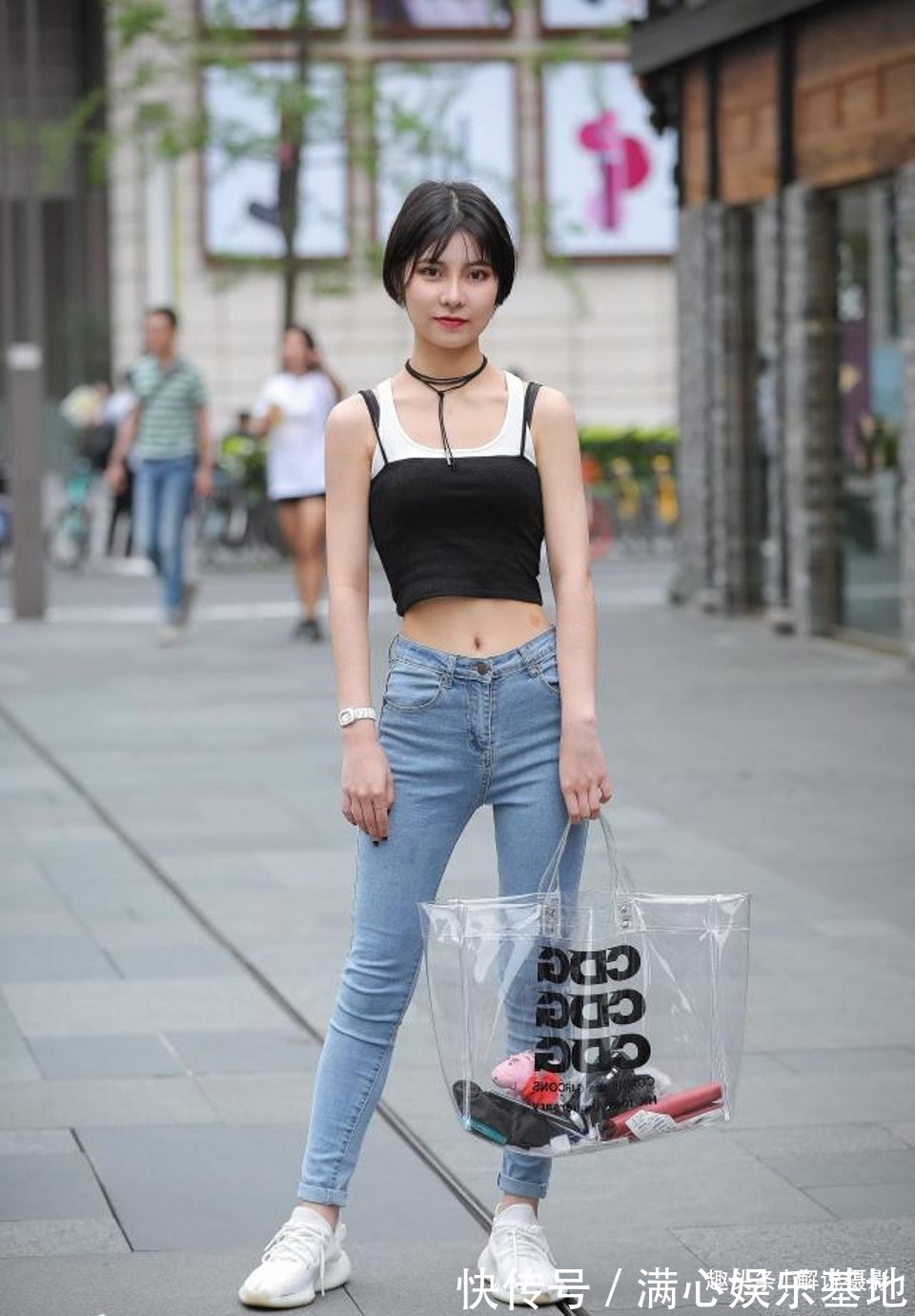 搭配|浅蓝色牛仔裤搭配黑白背心,活力十足