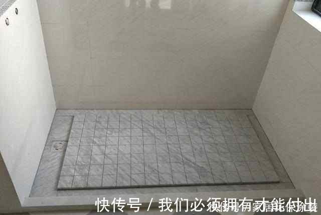瓷砖|卫生间地面不要再贴瓷砖了,头次见有人这样设计,下水快又防滑