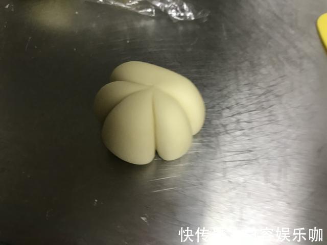 蒸制|80岁奶奶教我：馒头要想松软白胖又光滑，这2点很重要，涨知识