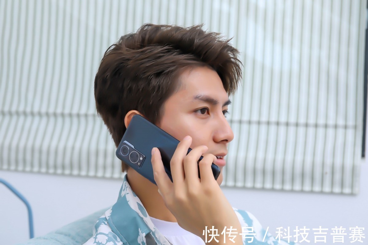 中兴没刘海太舒服了,中兴 Axon 30给你一整块真全面屏