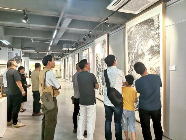 作品展!【展览现场】郑瑰玺大景花鸟画展暨中国玉雕大师作品展火热进行中