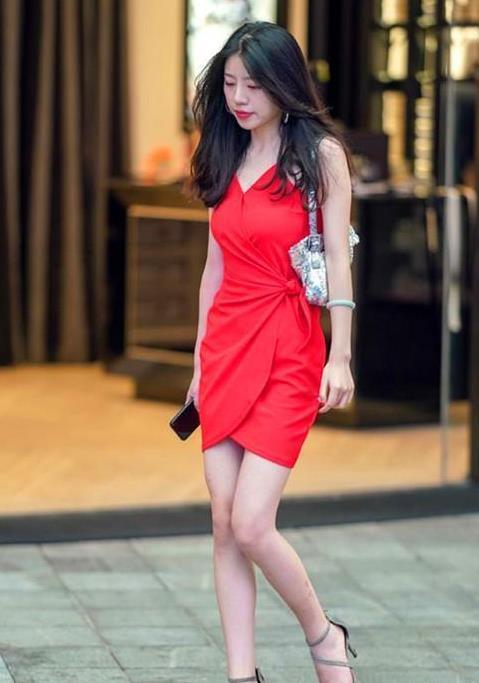 街拍:皎若秋月的美女,白色上衣配浅绿色裙子,时尚气质风范