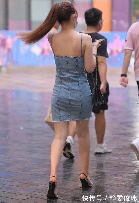 时尚|淡蓝色牛仔连衣裙,性感可爱时尚端庄,减龄必备