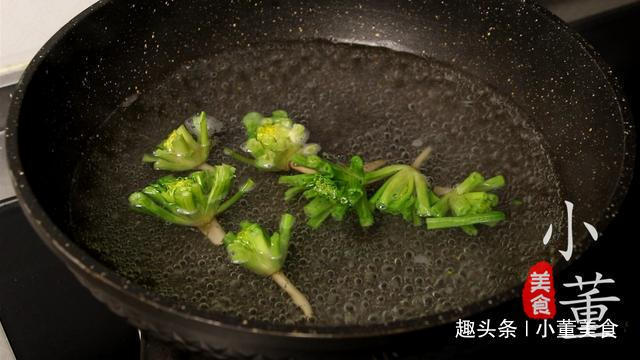一道家常千张炒菠菜,清淡少油,步骤简单,特地道的农家菜