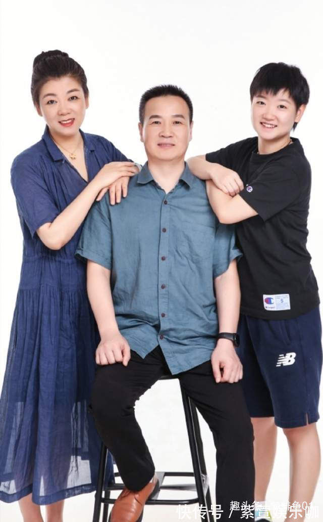 王曼昱|珍藏!孙颖莎与爸妈合影照,孙妈妈气质出众,与孙颖莎好似姐妹