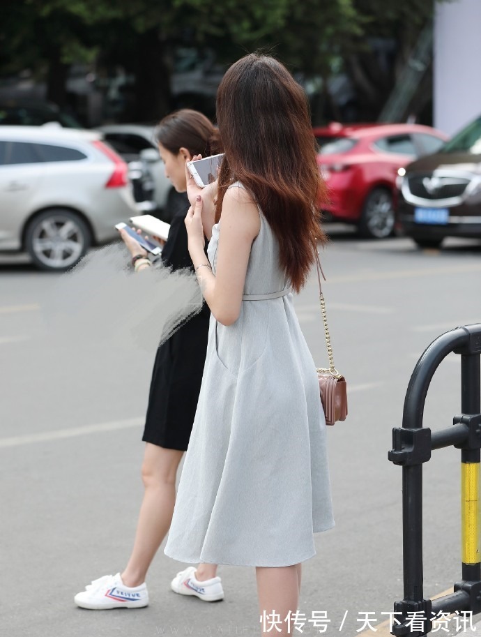 长裙|“长裙加身”,伫立街头,有的人用背影就可以“征服”你
