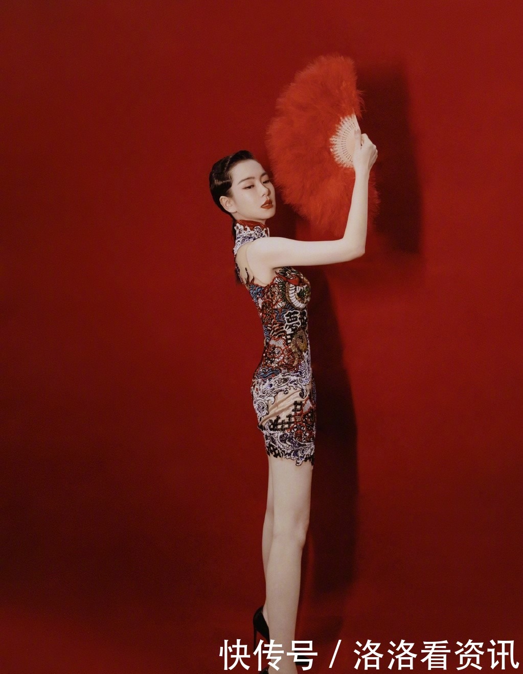 配花|被戚薇的复古风美晕!一尺长耳环配花短裙,同框李承铉大秀漫画腿