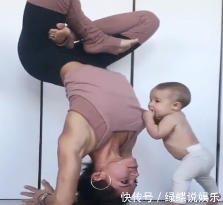 动作|宝妈倒立着练瑜伽,宝宝觉得好奇,接下来的动作真是太可爱了