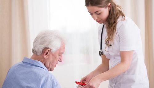 排便|大肠不通,老便秘,身体也跟着遭殃,2个动作1杯水,让排便畅通