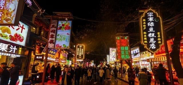 中年|晚上6到10点成为旅游黄金时间，网友：这不能只怪年轻人起不来