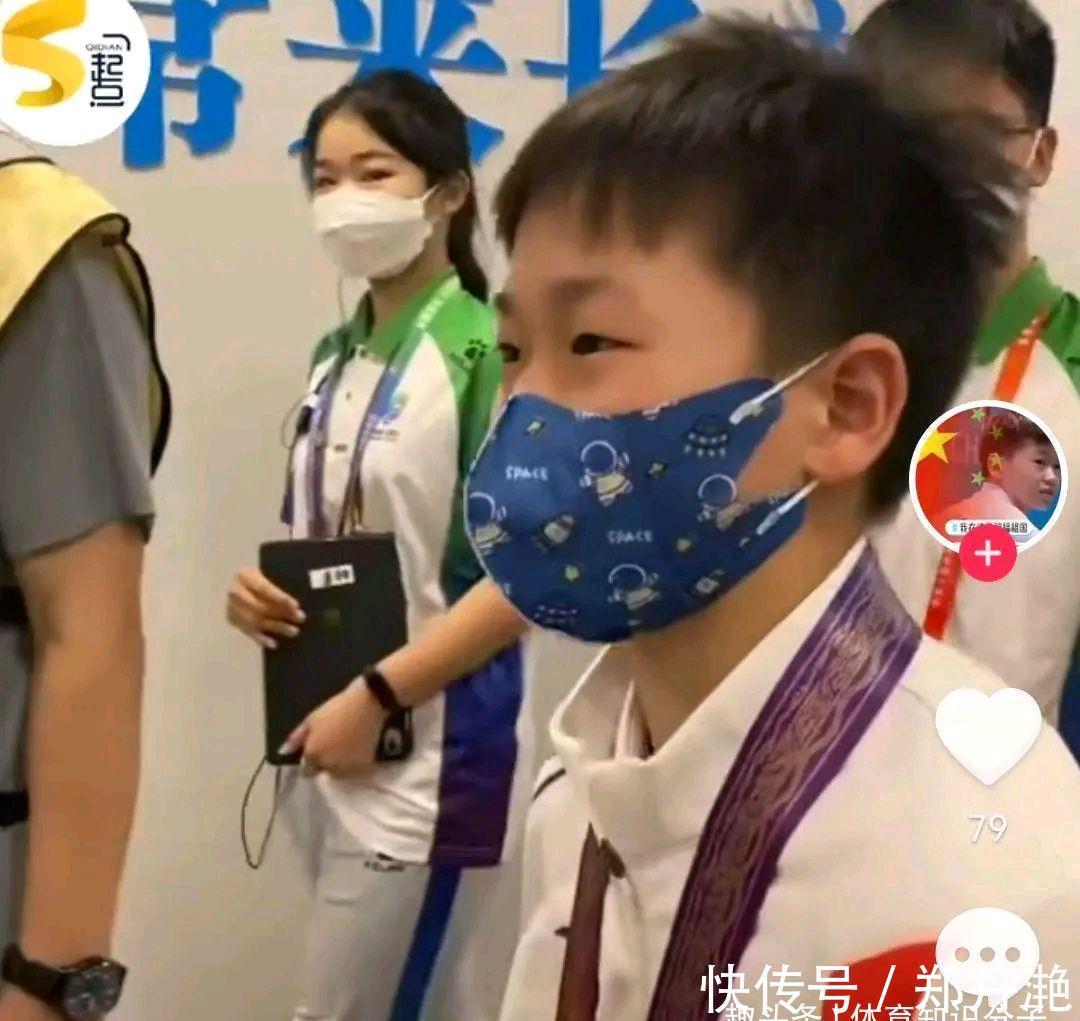 中國跳水隊(duì)|記者和全紅嬋套近乎！夸紅姐兩句她就上套了，自己主動向記者爆料