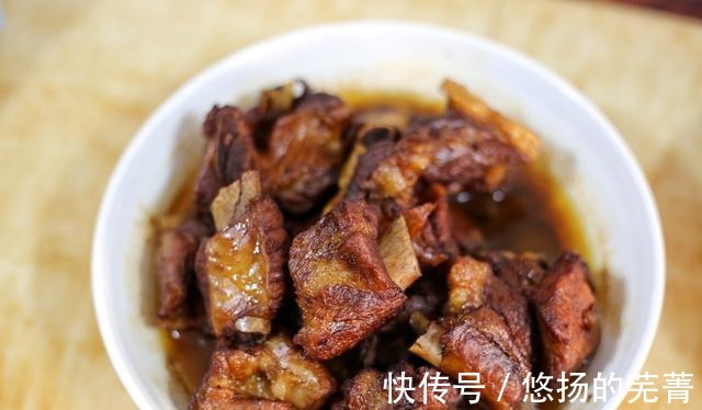 弟弟第一次带女友回家,妈妈做了一桌好菜招待,网友是个好婆婆!