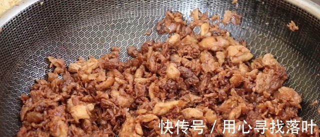 鸡蛋吃了30年,这做法头一次见,倒入滚烫油锅,瞬间变美味,真香!