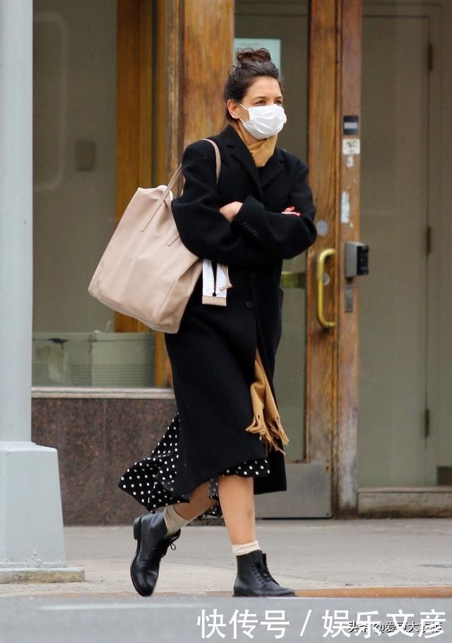 女星街拍|布兰卡毛衣当裙子的粉色浪漫,扎娅大衣配皮裤的率性