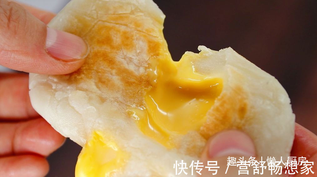 爆浆|年糕不用买,撒点糯米粉,加点热水自己做,咬一口,还会爆浆