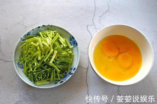芹菜炒鸡蛋|用它这么做早餐饼够两个人吃,十分钟搞定,两块钱成本都花不到