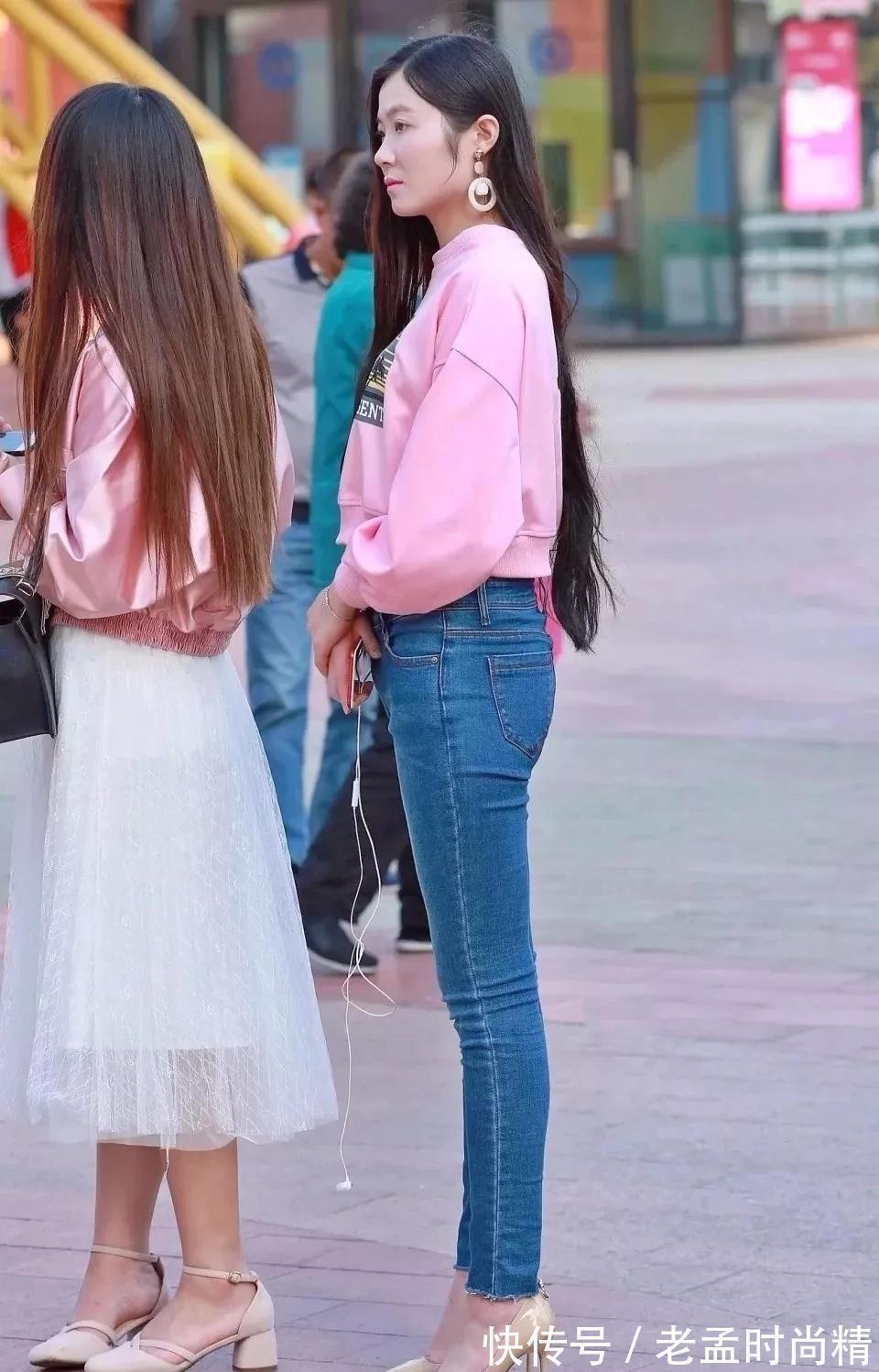大长腿 街拍: 粉色长袖衫搭蓝色牛仔裤的大长腿美女, 迷人的长发很淑女!