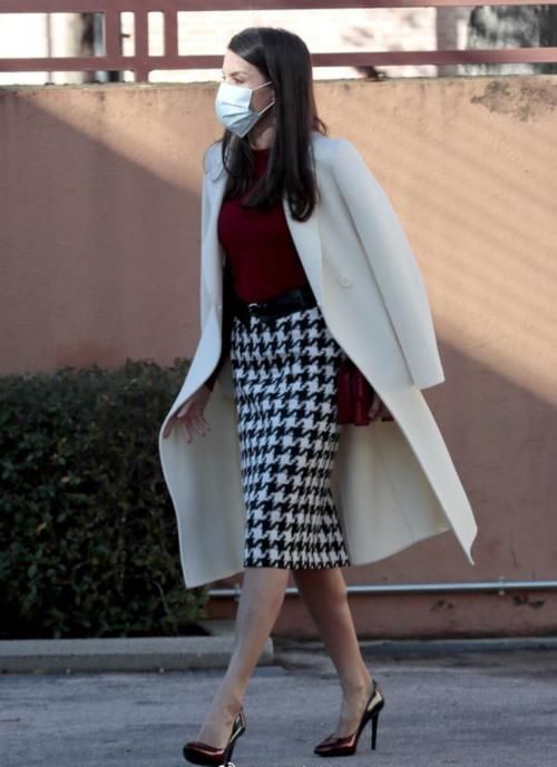 莱蒂齐亚人真美，穿浴袍大衣秀身材，有这魅力难怪能当西班牙王后