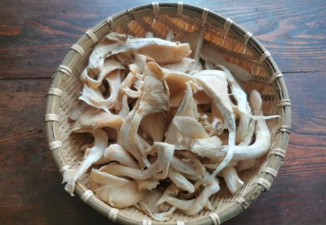 锅中|1把平菇,1块豆腐,简单的家常菜,味道营养不输大鱼大肉