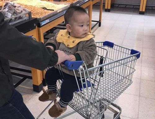 东西|带孩子去超市,妈妈故意空手而归,宝宝的反应都长在“笑点”上