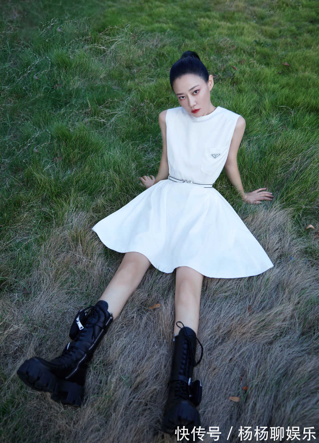 身材高挑 毛阿敏又美回来了,一身白色穿搭配短发很高级,身材高挑气场足