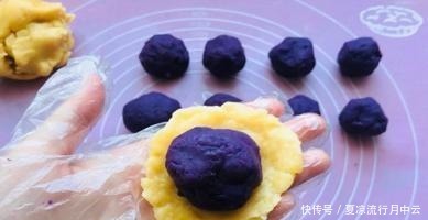 用更少的糖和油,你可以在锅里做紫薯仙豆蛋糕,老少皆宜哦