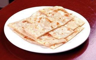 烙饼时，光刷油是不行的，多加这一步，保证烙饼外酥内软分层多