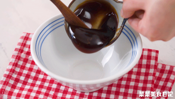 却不是当地小吃的，得知要10万加盟费后，先吃干锅鸡肉