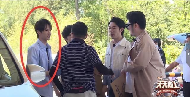 |天天向上王一博抱钱枫被弹回来超搞笑，摸“钱夫人”的肚子表情奶萌超可爱