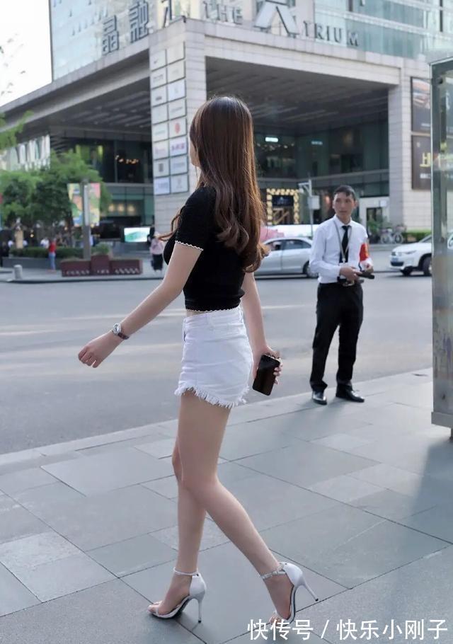 高贵 高贵典雅的打底裤穿搭整体感非常优雅,凸显修长的身材,甜美时尚