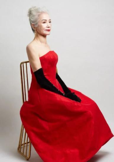 身材|74岁奶奶走红，身材状态让人羡慕，网友：宝刀未老