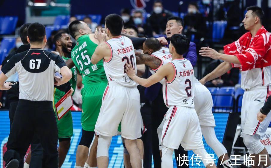 篮板|火爆!辽粤大战3人被驱逐,韩德君被威姆斯打出血,球迷拳击保安