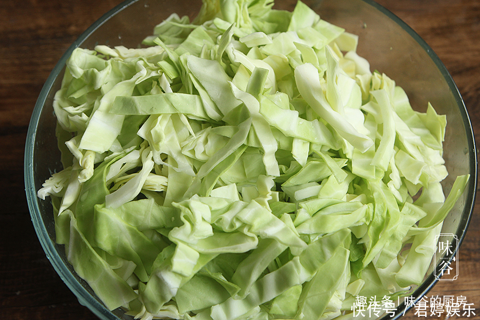 此菜富含天然叶酸,准妈妈要多吃,和粉丝一起炒,香脆可口吃着香