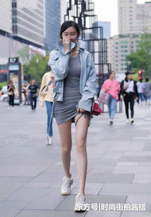 时尚穿搭吊带紧身裙搭配牛仔外套,简约又大方,尽显“校花”气息