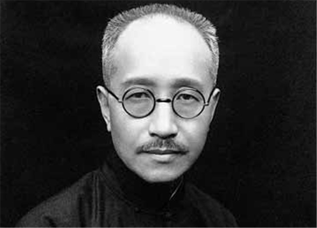 时尚$章含之:参加女儿洪晃的时尚活动,自己是全场唯一的时尚老太