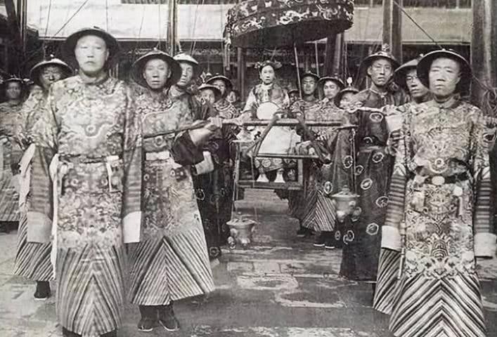 黄马褂|包龙星为何因为黄马褂不敢打常威?包龙星怕的不是这件衣服,而是背后的人