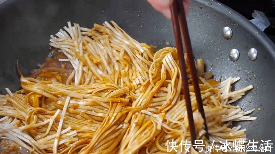 面条不要水煮，换种新吃法，比水煮好吃比炒简单，一周吃6次不多！
