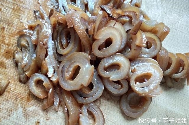 它价格比猪肉低,10块钱做一盆切切就上桌,看到最后果然是简单
