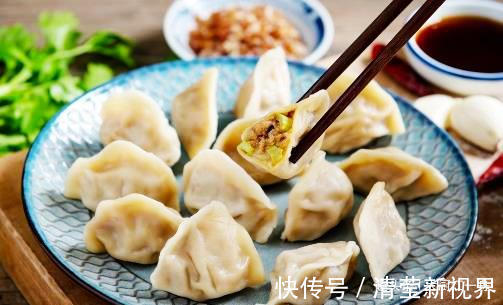 饺子皮|煮饺子时，先下锅煮就错了！多加这一步，饺子口感鲜嫩不破皮