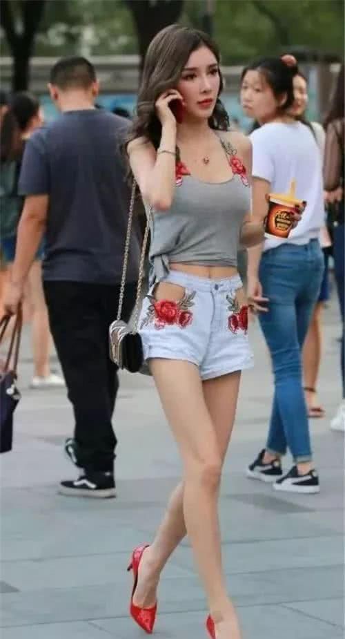 街拍小姐姐喜欢穿另类裤子,两个隐形裤兜看着真有趣