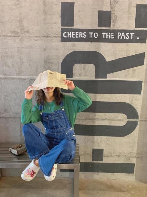 背带裤怎么穿才好看？这3种时髦又减龄的搭配法则，值得借鉴