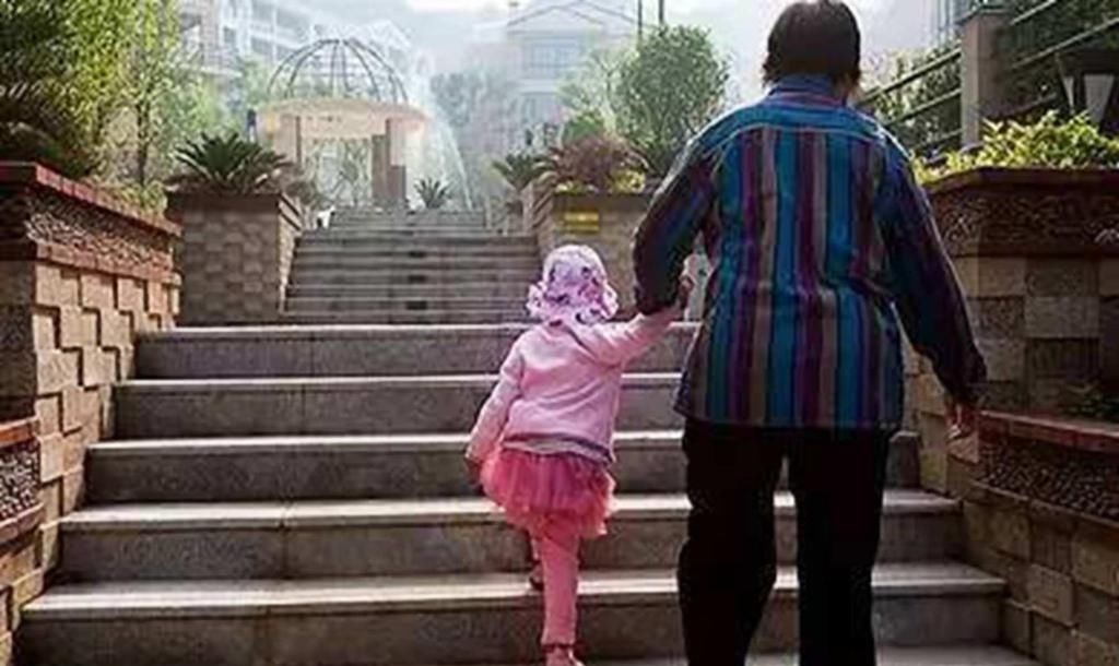 外孙|“新型啃老”正在啃掉父母的棺材本,父母毫无察觉,反夸孩子孝顺