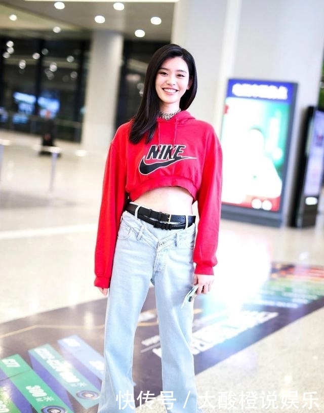 如果你今年过了50,建议别穿黑裤子!瞧瞧这几种穿搭,时髦显年轻